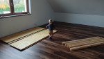 &quot;pomocnik&quot; jest zainteresowany pociągami w miniaturze